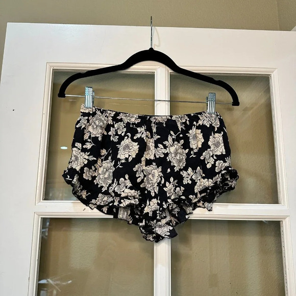 BRANDY MELVILLE Black Floral Ruffle Shorts - one size - Picture 2 of 5